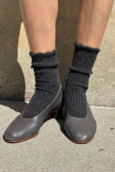 Linen Scallop Socks in Charcoal
