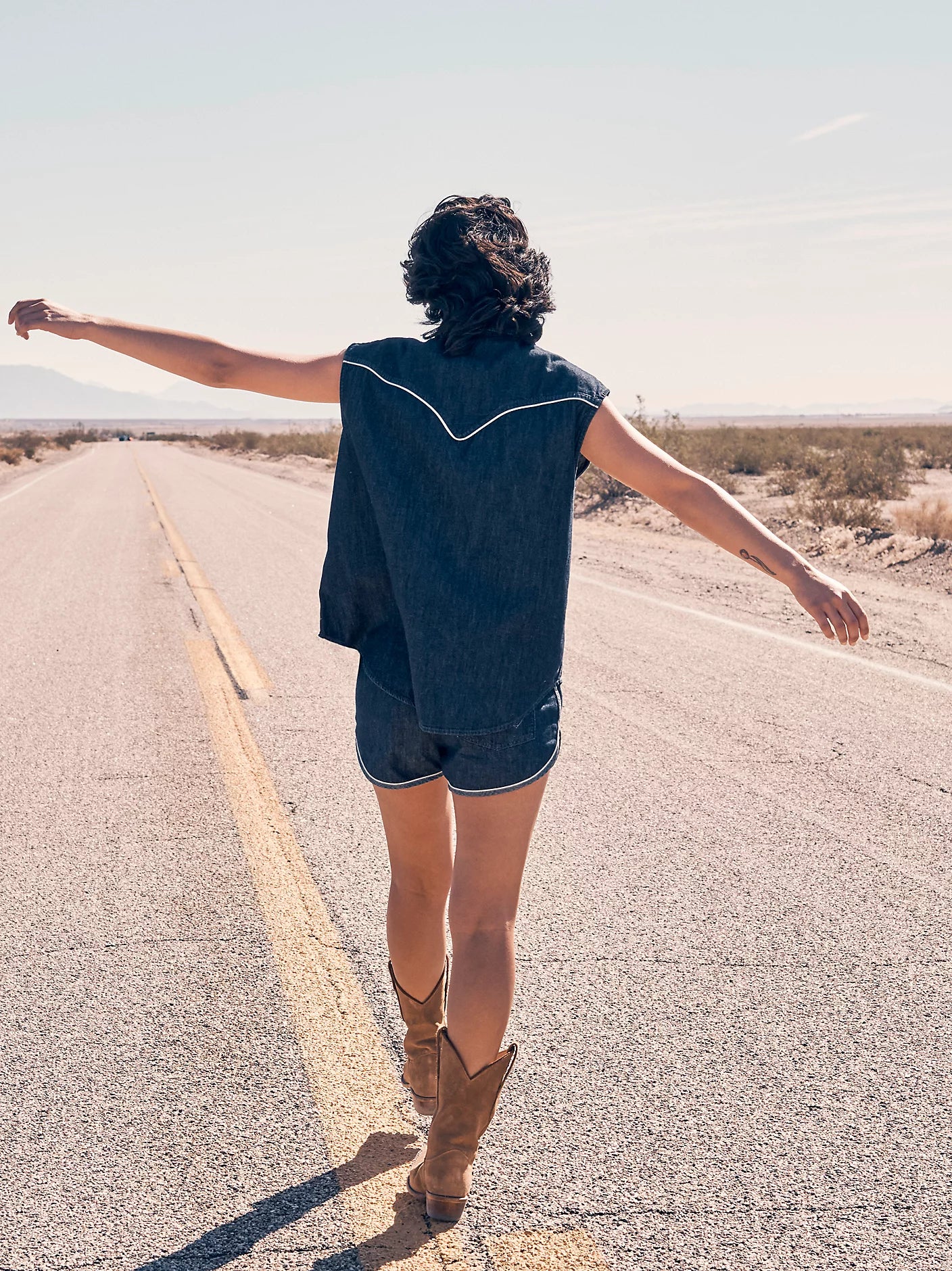 Sleeveless Shirt in Saddle