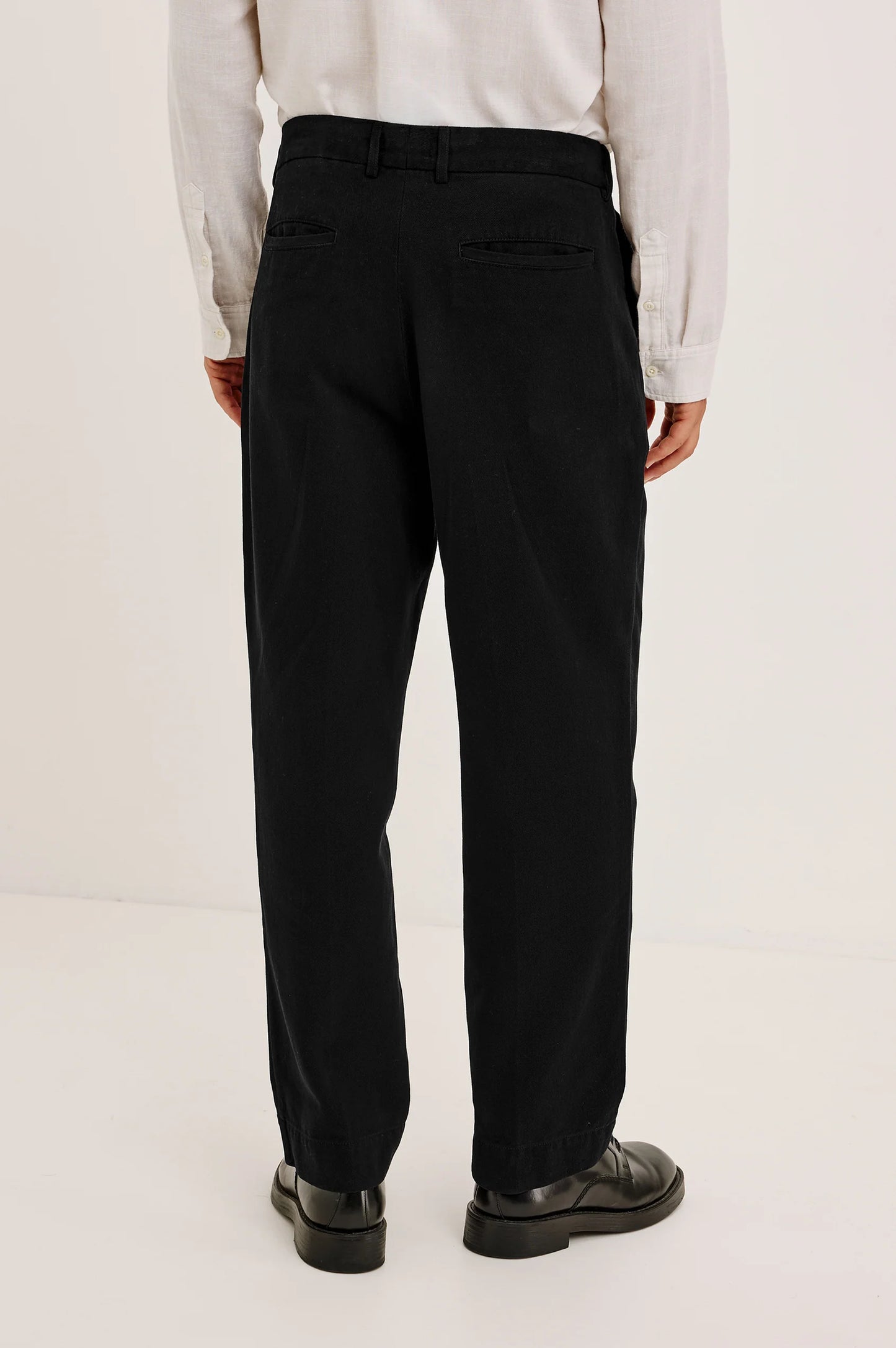 Ezra Pant in Black