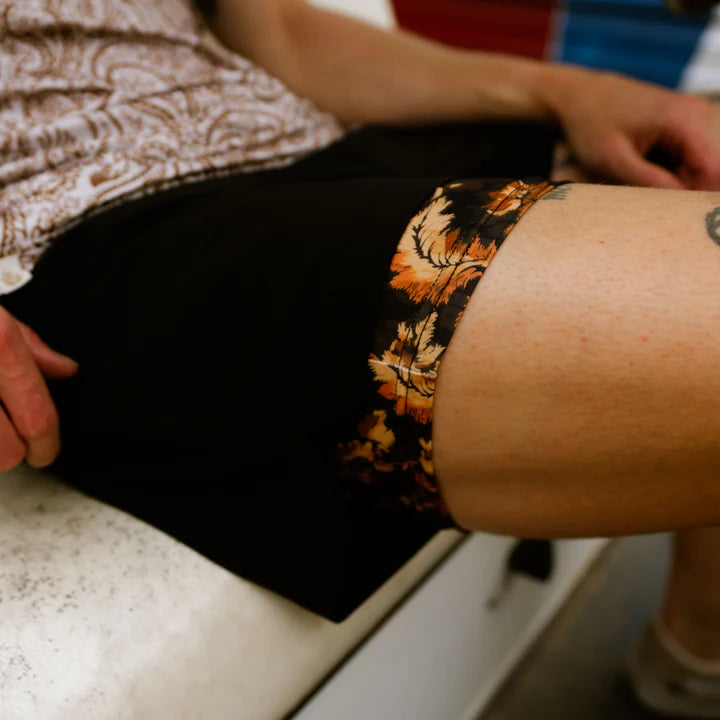The Cross light Active Short in Black Alondra Brown